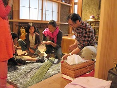 日登美さん宅で、い草亀作り