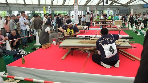岡山畳材ショーでの畳製作競技会